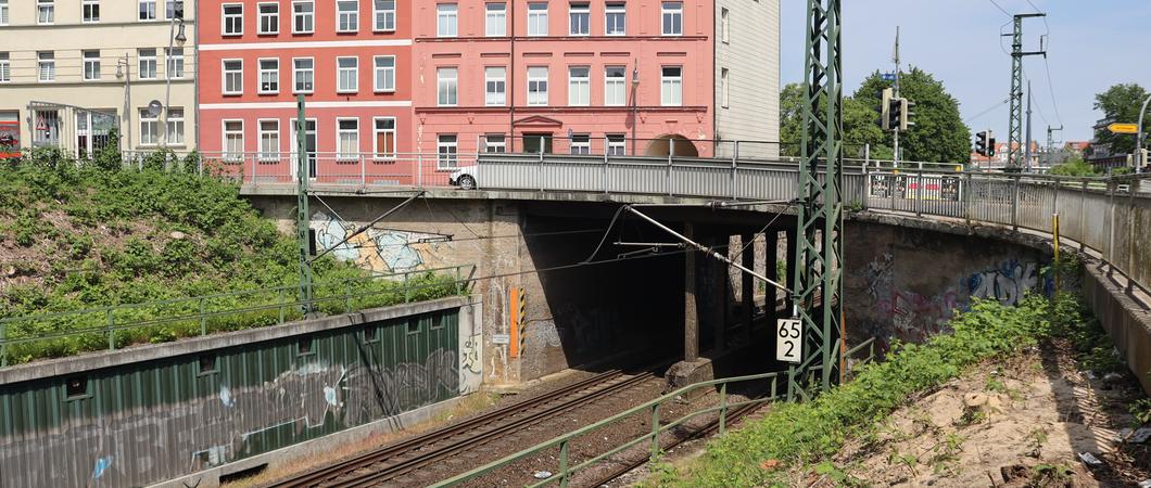 Ab kommenden Dienstag, 6. Juli, 18 Uhr ist die Brücke über die Anlagen der Deutschen Bahn in der Wallstraße für den Fahrzeug- und Fußgängerverkehr gesperrt.