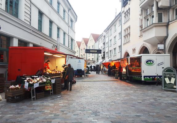 Der Wochenmarkt findet in der Weihnachtszeit in der Schloss- und Puschkinstraße statt, Foto: Stadtmarketing Schwerin/Catharina Groth