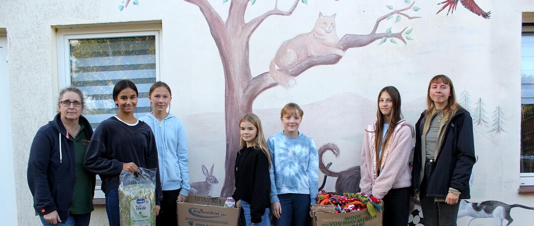 Mehrere Wochen haben Schülerinnen der sechsten Klasse der Stralendorfer Schule daran gearbeitet, aus Stoffresten Spielzeug für Hunde und Katzen herzustellen. Ende September haben sie ihre Kreationen nun dem Schweriner Tierheim in Warnitz übergeben.