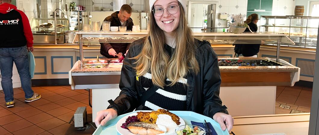 Die hauspost-Redakteurinnen Anna Sophie Schulz (Foto) und Andrea Luedtke sind unterwegs, um Kantinen in verschiedenen Stadtteilen zu testen. In dieser Ausgabe werden die ersten sechs Ergebnisse vorgestellt.