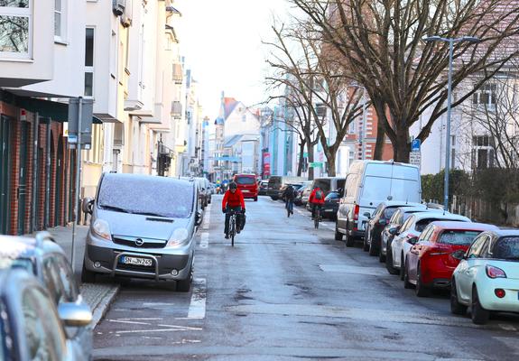 Das Verkehrsmanagement der Landeshauptstadt will die grundhafte Erneuerung der Mecklenburgstraße im Bereich der Anliegerstraße nutzen, um im Abschnitt zwischen Geschwister-Scholl-Straße und Graf-Schack-Allee die erste Fahrradstraße werden