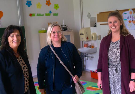 Anke Preuß, Sabine Enseleit, Lisa-Marie Brahm (v.l.n.r.) besuchten Projekt „KibU – Kinderbetreuung auf Ukrainisch“ in der ehemaligen John-Brinckman-Schule, Foto: Gerd Güll