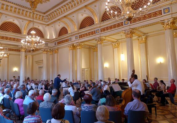 Eines der Jubiläumskonzerte im Goldenen Saal im Juni 2023, Foto: Landeshauptstadt Schwerin/Christina Lüdicke
