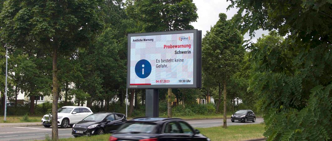 Die Probewarnung an den digitalen Informationstafeln in Schwerin, Foto: maxpress
