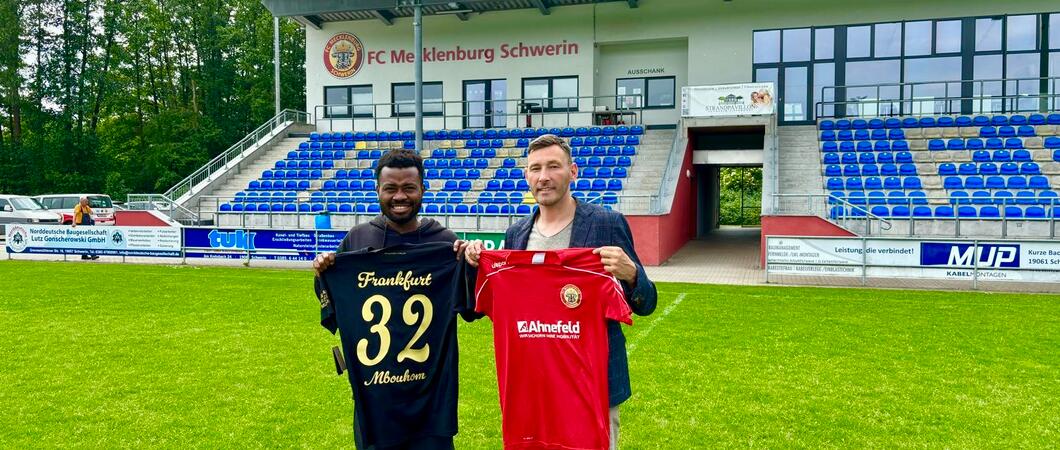 Nelson Mbouhom bleibt uns treu und verlängert sein Engagement beim FC Mecklenburg Schwerin bis zum 30.06.2026