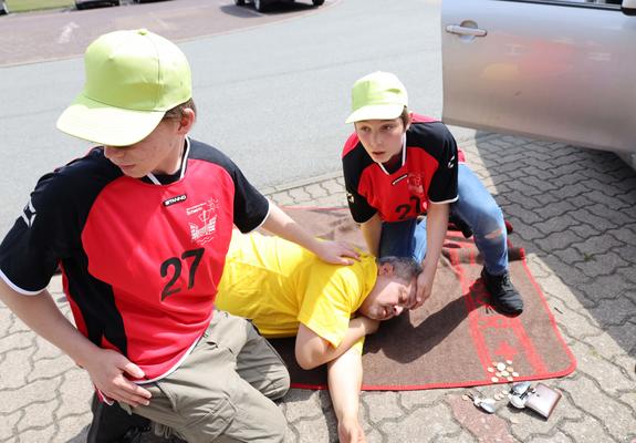 Olli (li.) und Ricardo versorgen einen Verletzten nach einem Autounfall und bringen ihn in die stabile Seitenlage, Foto: maxpress