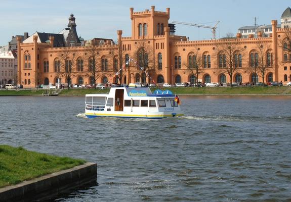 Am 19. Mai 2020 nimmt die beliebte Petermännchenfähre wieder ihren Betrieb auf und pendelt zwischen vier Anlegestellen auf dem Pfaffenteich im Herzen unserer Stadt Schwerin.