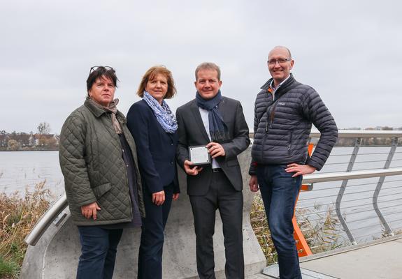 Marlies Bachmann und Ilka Wilczek vom SDS, OB Rico Badenschier und Thomas Deiters vom SDS-Werkausschuss freuen sich über die Auszeichnung, Foto: maxpress