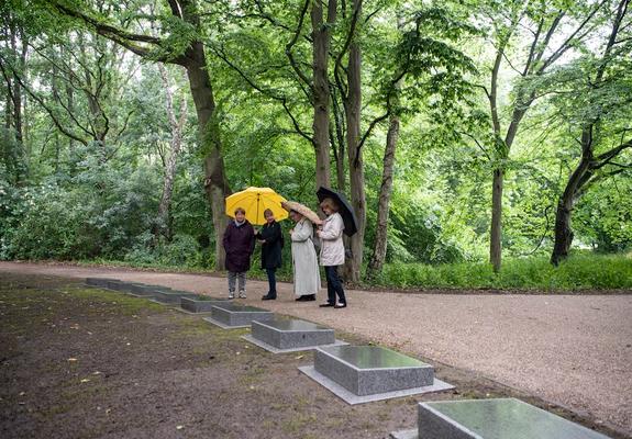 Namen der Opfer von Krieg und Gewalt sind nun im Park verewigt