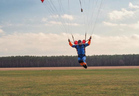 „Gruß aus der Luft“ – erstmals fliegen am Samstag gegen 16 Uhr Fallschirmspringer vom Fallschirmsportclub Mecklenburg e.V. am Zippendorfer Strand ein.