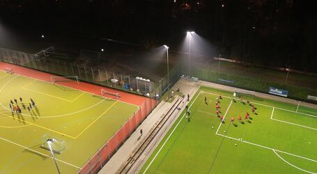 Die Modernisierung des Kunstrasenplatzes im Sportpark Lankow ist erfolgreich abgeschlossen. Durch intensiven Trainings- und Spielbetrieb war der Belag verschlissen und musste erneuert werden. Verbessert wurde auch das Umfeld des Platzes.