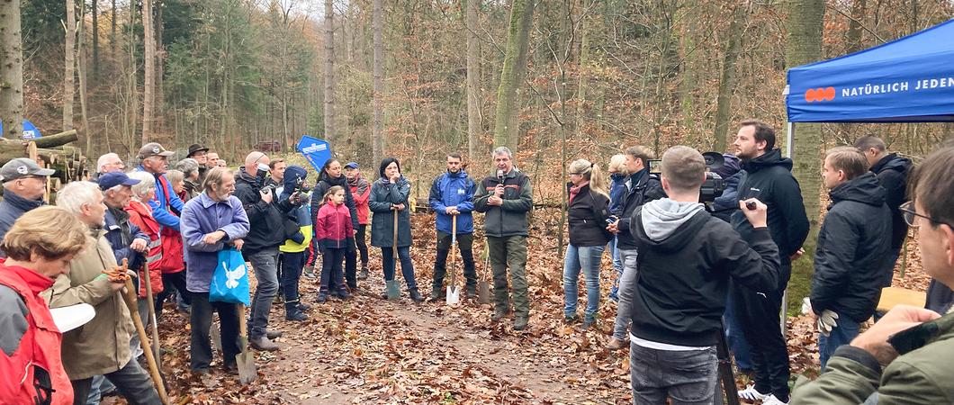 Ingo Nadler, Leiter des Forstamtes Gädebehn, begrüßt die Teilnehmer der Baumpflanzaktion und erklärt den Ablauf sowie das Vorgehen beim Einsetzen der jungen Bäume