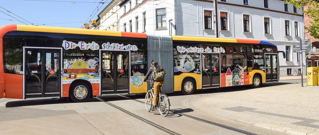 Der neue E-Gelenkbus des NVS fährt seit Kurzem mit bunten Kindermotiven durch Schwerin – die Siegerbilder aus einem Malwettbewerb im vergangenen Jahr.