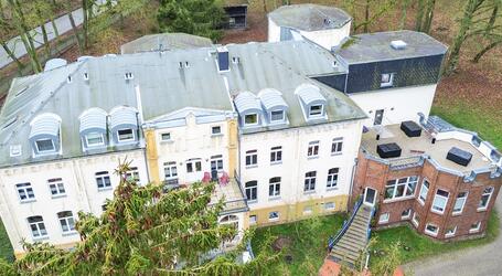 Das Gebäude des AWO-Seniorenhauses hat eine lange Geschichte. Zum Ende des 19. Jahrhunderts wurde das Außengelände als Park angelegt, auf den die Bewohner der Einrichtung heute blicken können. Doch auch im Inneren gibt es viel Neues.