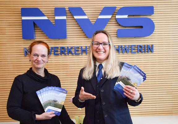 Verkauft wird das Schwerin-Ticket unter anderem von Kathrin Valentin (Foto r.) im NVS-Kundencenter am Marienplatz, in der Tourist-Information, in Hotels und Pensionen, Foto: NVS
