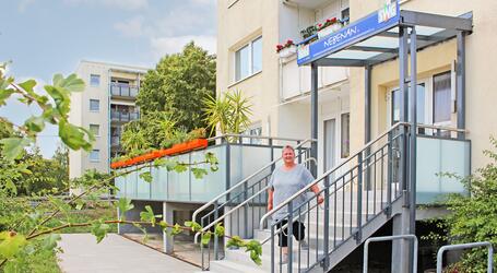 Der Nachbarschaftstreff in der Tallinner Straße in Neu Zippendorf hat eine neue Terrasse. Eine reine Holzkonstruktion aus dem Jahr 2000 hatte ausgedient – an gleicher Stelle wurde nun eine moderne Veranda aus Stahlbeton und Glas errichtet