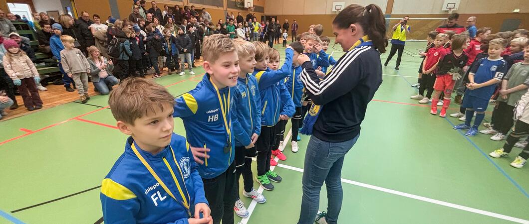 Fuchs & Partner ist sportlich ins neue Jahr gestartet. Mit dem ETL-Füchse-Cup unterstützte die Steuerberatungsgesellschaft das Hallenfußballturnier der U10 vom Neumühler Sportverein.