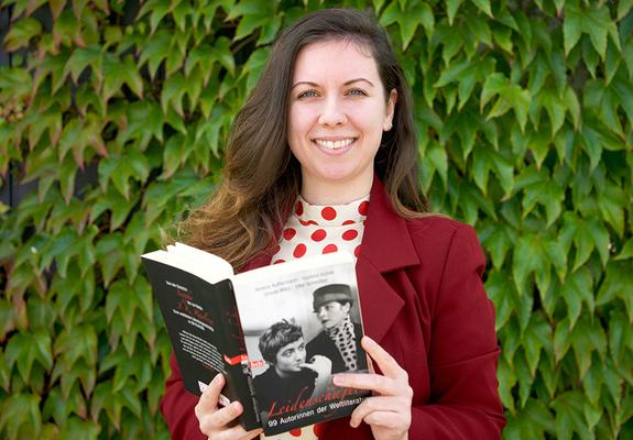 hauspost-Redakteurin Reica Linder stellt das Buch „Leidenschaften. 99 Autorinnen der Weltliteratur“ vor