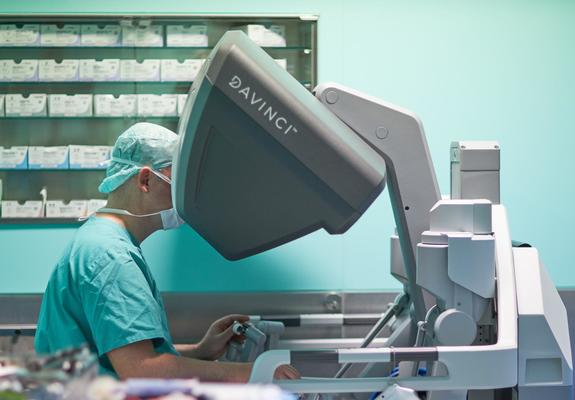 Auch die Klinik für Gynäkologie nutzt seit Oktober das roboterassistierte Operationssystem DaVinci.