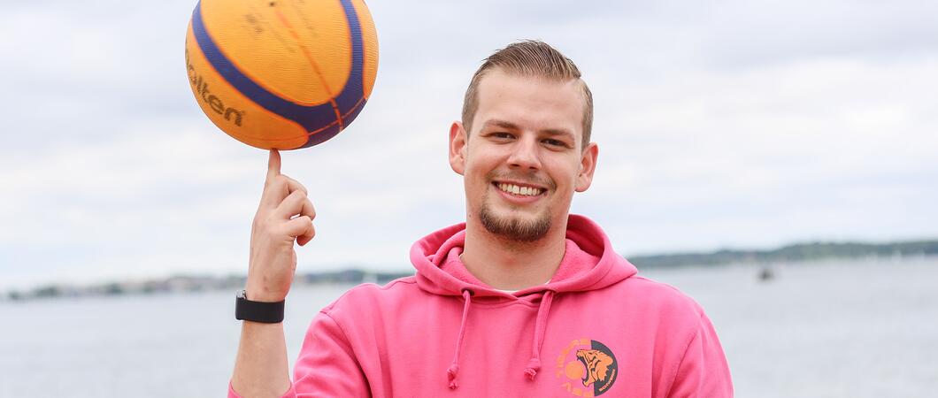 Alltags hat Marvin Tabbert (Foto r.) als Maschinen- und Anlagenführer bei Ypsomed ein Auge auf die Produktion von Pens und Injektoren. In seiner Freizeit ist er Basketballtrainer.