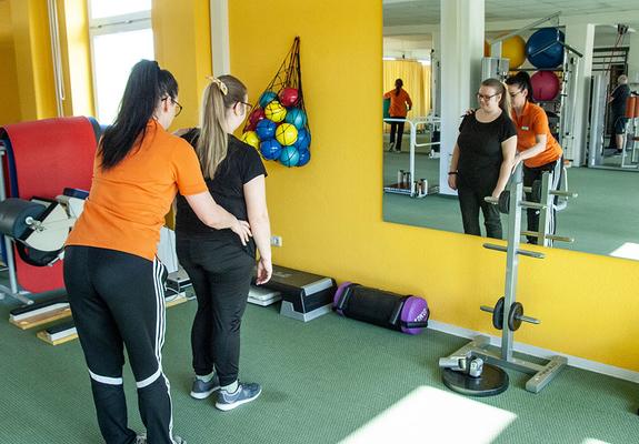 Maria Rosteck zeigt einer Patientin verschiedene Übungen zur Mobilisierung des Rückens