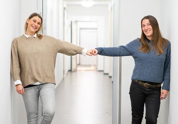 V.l.: Sara Köhler und Anne-Katrin Schulz im Stadtteilbüro im „Campus am Turm“