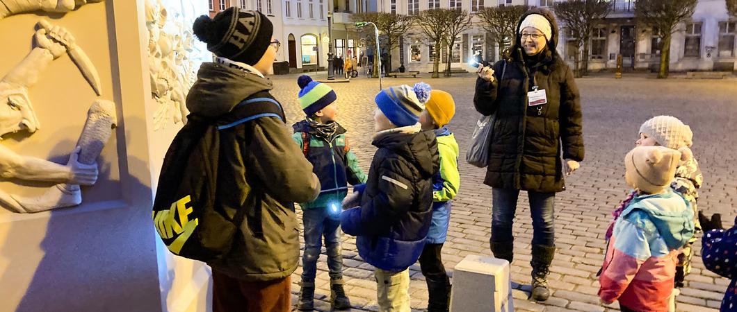 Die kleinen Entdecker und ihre Verwandten machten sich gemeinsam mit Stadtführerin Teresa Beck-Babajanyan auf, um die Landeshauptstadt in der Dunkelheit zu durchstreifen.