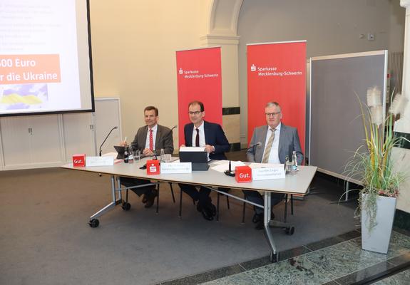 Der Vorstand der Sparkasse Mecklenburg-Schwerin zog im Rahmen des Jahrespresse-gespräches erfolgreich Bilanz für das Jahr 2021 – das Jahr, in dem die Sparkasse auch ihren 200. Geburtstag feierte.