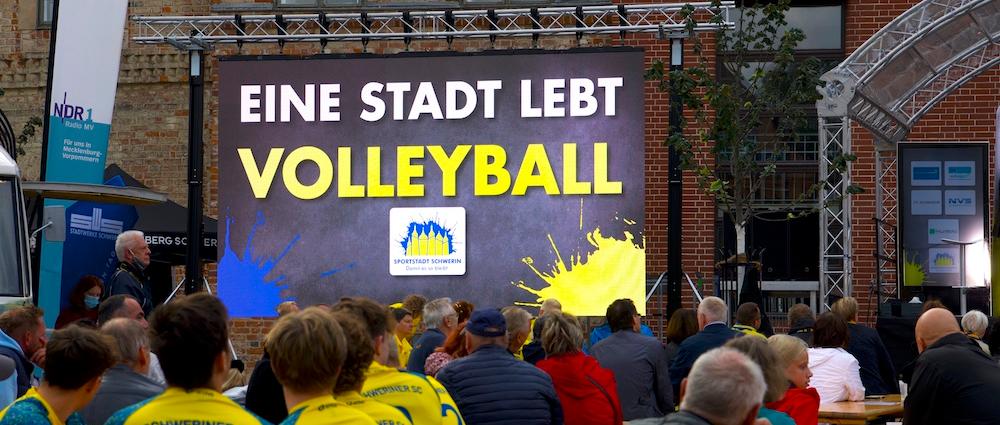 Am 8. September ging die Veranstaltungsreihe der „Sportstadt Schwerin“ in eine neue Runde. Unter dem Motto „Eine Stadt lebt… Volleyball“ haben die Spielerinnen des SSC Palmberg Schwerin mehr als 200 Fans auf dem Schlachtermarkt ordentlich eingeheizt.
