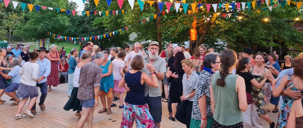 Das Windros-Festival ist ein Ereignis, das seinesgleichen in Norddeutschland sucht. Am ersten Septemberwochenende, vom 6. bis zum 8. September, verwandelt sich das Mueßer Museumsdorf in Schwerin nun schon zum 12. Mal in einen lebendigen Treffpunkt