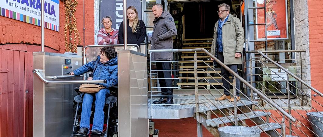 Am Dienstag hat der SPEICHER ein neu installiertes Treppenliftsystem eingeweiht. Menschen mit Handicap können ab sofort den beliebten Veranstaltungsort barrierefrei erreichen, ohne auf fremde Hilfe angewiesen zu sein.