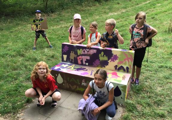 Was sonst als Straftat geahndet wird, konnten die Kinder der Kita gGmbH nun selbst ausprobieren. In einem Street-Art-Projekt haben sich die Kids mit bunten Spraydosen kreativ ausgelebt und so ein kleines, nahe gelegenes Stück Schwerin verschönert.