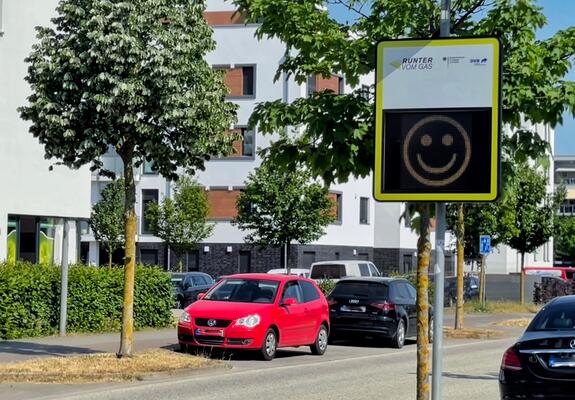 Ein breites Lächeln für Tempo 30, ein trauriges Smiley für Temposünder in der Speicherstraße, Foto: LHS/Ulrike Auge