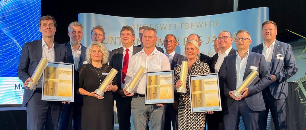 Dr. Sebastian Werner (ganz links) wurde zum „Unternehmer des Jahres 2023“ gekürt, Foto: Landeshauptstadt Schwerin