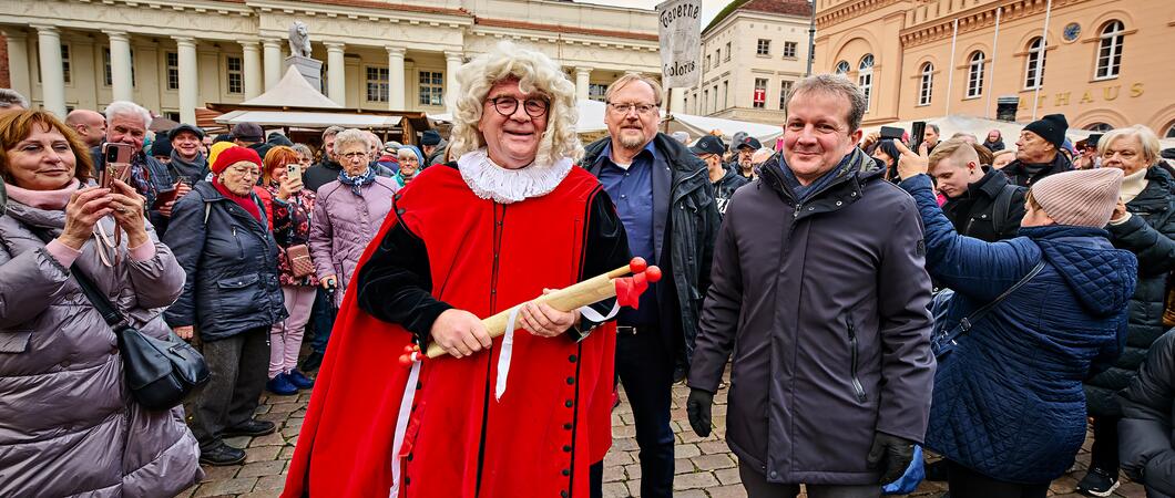 Vom 8. bis 10. November 2024 verwandelt sich die Schweriner Altstadt erneut in einen lebendigen Mittelaltermarkt. Gaukler, Musiker und Feuershows bieten ein buntes Programm, das mit Märchenspielen und dem traditionellen Laternenumzug