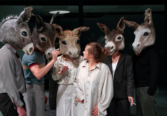 Das Schauspielensemble eröffnet ihre Saison mit der deutschspachigen Erstaufführung von „Gesichter“, Foto: Silke Winkler