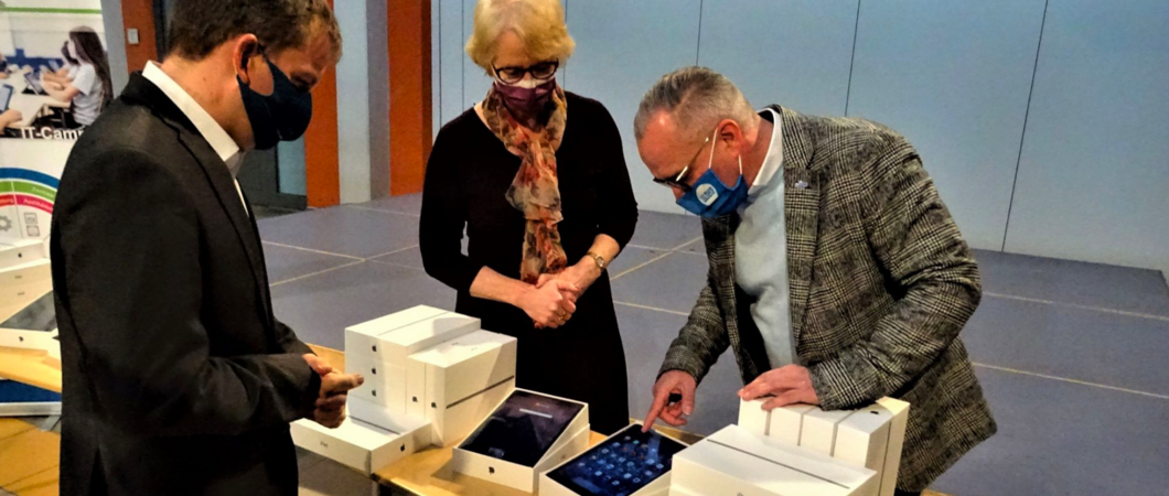 Der KSM-Vorstand und Schwerins Oberbürgermeister Rico Badenschier übergaben am heutigen Donnerstag die ersten 30 Tablets an Vera Arndt, die Leiterin der Integrierten Gesamtschule Bertolt Brecht.