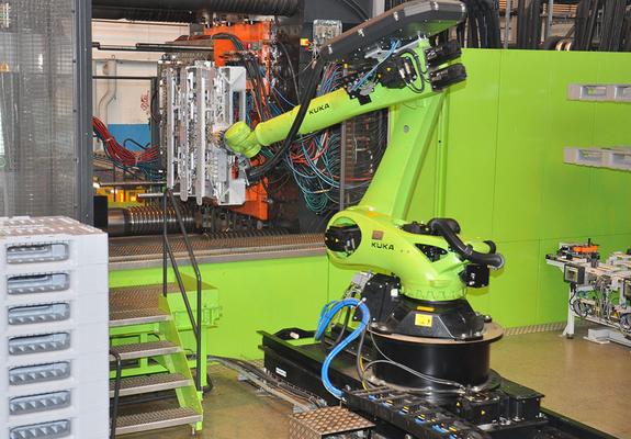 In der Produktion bei Schoeller Allibert sind modernste Industrieroboter im Einsatz. Hier bei der Herstellung von Paletten