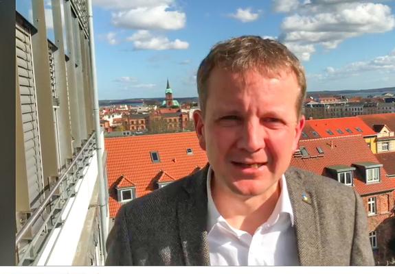 Oberbürgermeister Dr. Rico Badenschier verkündete im Video den ersten bestätigten Corona-Fall in Schwerin