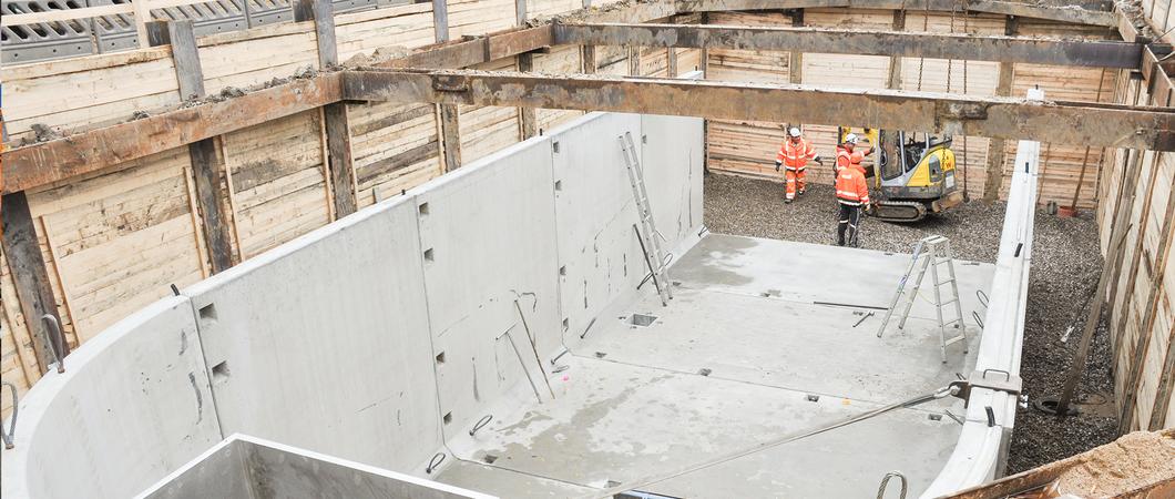 In Lankow entsteht eine neue Regenwasserbehandlungsanlage. Der riesige Betonkörper unter der Erde entstand in offener Bauweise.