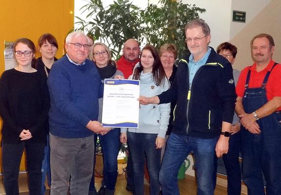 Reinhard Schwarz (3.v.l.) vom Tourismusverband MV überreichte im Januar das QMJ-Zertifikat an die Mitarbeiter des Feriendorfs