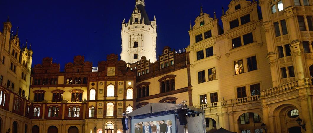 Eine ganze Woche lang um 20.30 Uhr sind Festivalfilme unter freiem Himmel vor der beeindruckenden Kulisse des Innenhofs des Schweriner Schlosses zu sehen