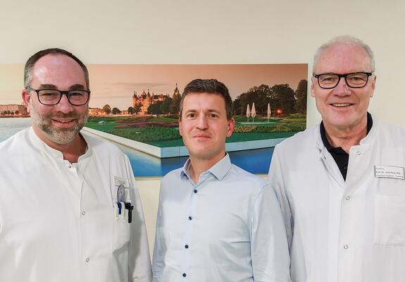 Prof. Jörg-Peter Ritz (r.) und Prof. Stefan Schulz-Drost (l.) begrüßen Dr. Martin Heinrich (m.)in der Runde der Chefärzte am Schweriner Krankenhaus