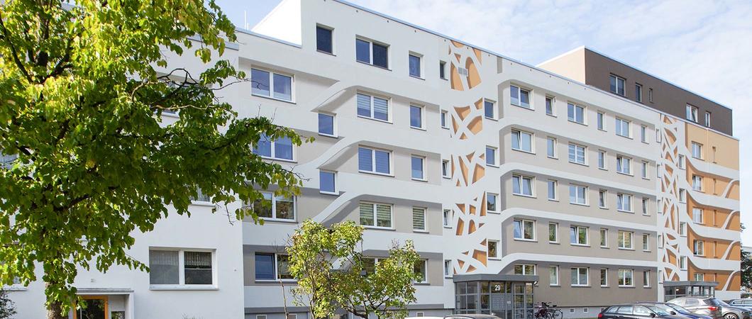 Die Fassade in der PiIaer Straße punktet mit einer Optik in 3D – das Innere des Wohngebäudes ist ebenfalls komplett modernisiert worden