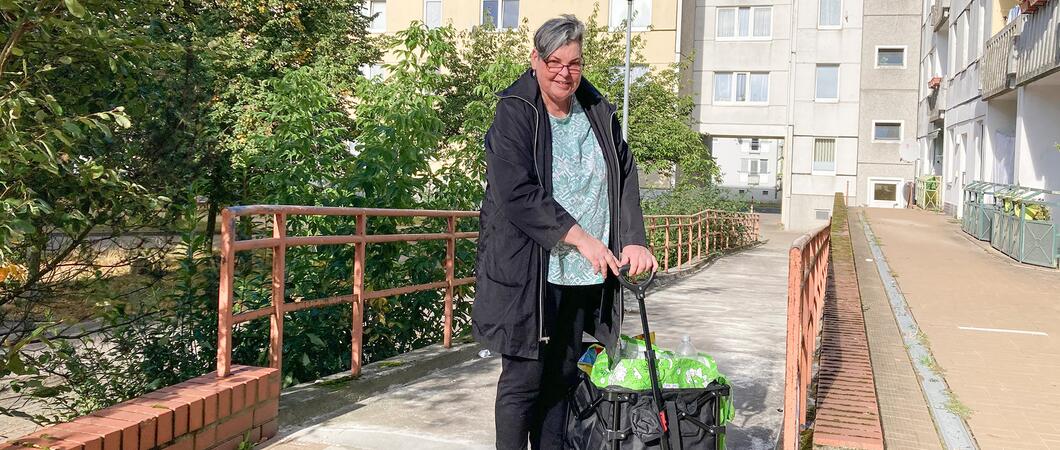 Wenn Mieterin Martina Müllenbach freitags zum Einkaufen geht, schnappt sie sich ihren Bollerwagen und macht sich auf den Weg. Dieser ist seit Kurzem viel weniger beschwerlich.