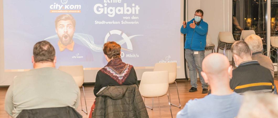 Mario Jeske, Gruppenleiter Vertrieb, erklärt den Neumühler Anwohnern die Vorteile des Glasfaser-Internets