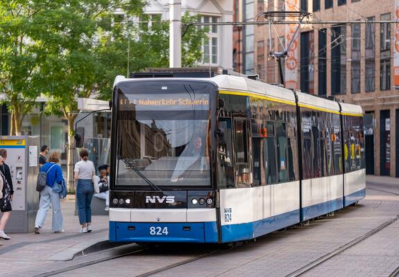 Der Eigenbetrieb SDS – Stadtwirtschaftliche Dienstleistungen Schwerin veranlasst eine Grundreinigung verschiedener Pflasterbereiche des Marienplatzes. Diese wird am 18. September durch eine Fachfirma durchgeführt.