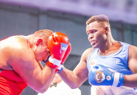 Superschwergewichtler Nelvie Tiafack trifft auf U19-Weltmeister Dainier Pero