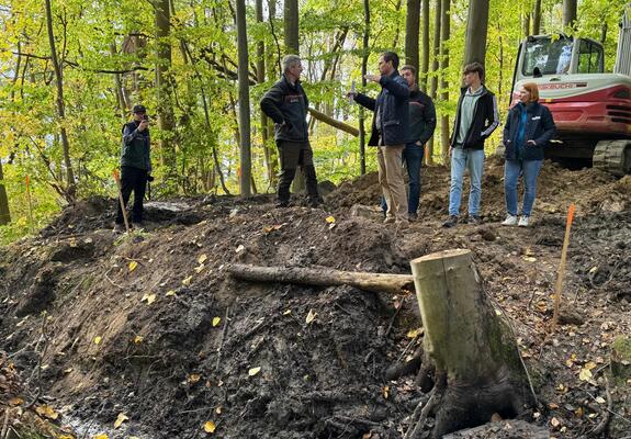 Kooperation mit der Landesforst Mecklenburg-Vorpommern. Gestern wurde die aktuelle Maßnahme in der „Moorrinne am Zeltenberg“ auf der Halbinsel Schelfwerder umgesetzt.