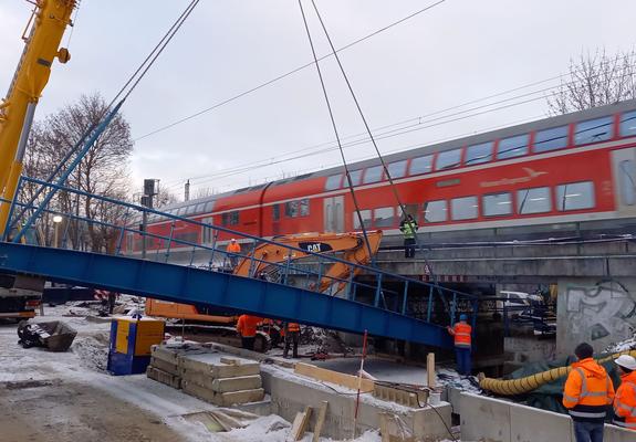 Das Brückenbauwerk war mit einem nächtlichen Sondertransport nach Schwerin gebracht worden, Foto: Landeshauptstadt Schwerin